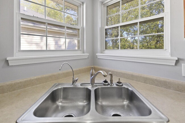 Building Photo - 4706 Fenimore Dr