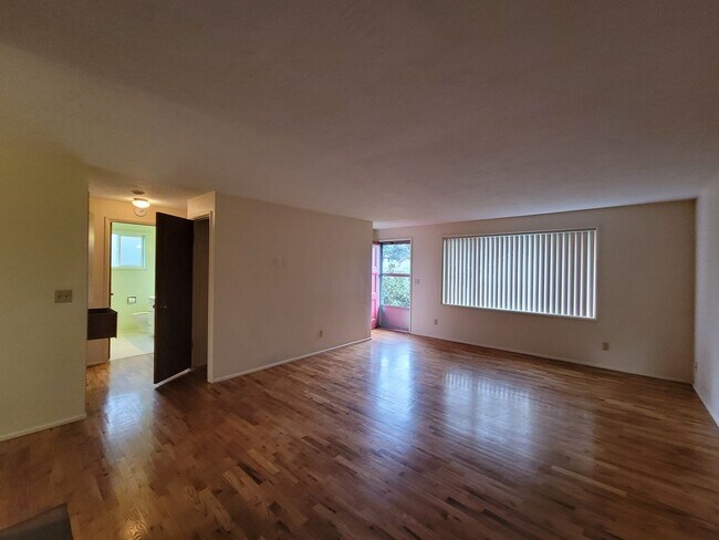 Building Photo - 01012