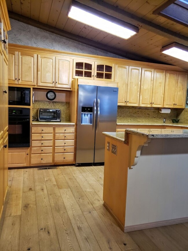 Building Photo - Mostly Furnished Bishop home with large living, dining space and a sun room.