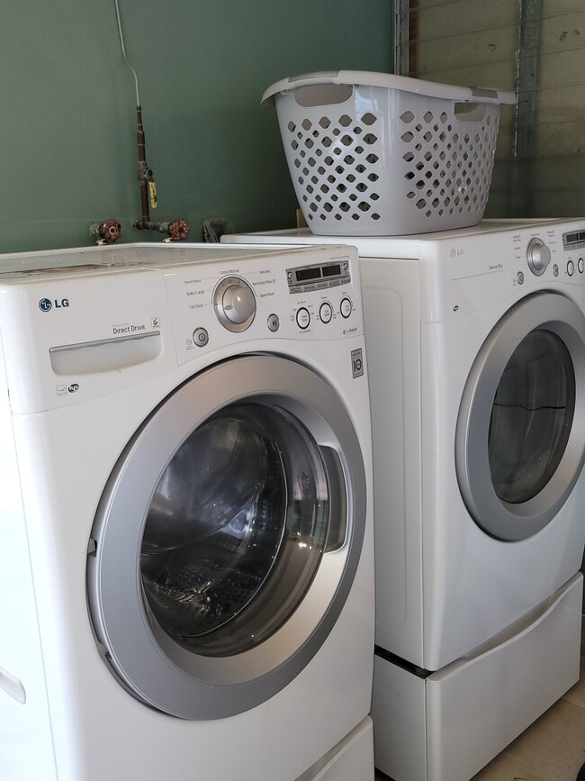 Building Photo - 1520 NE 33rd St