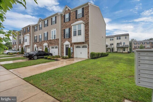 Building Photo - 111 Village Green Ln
