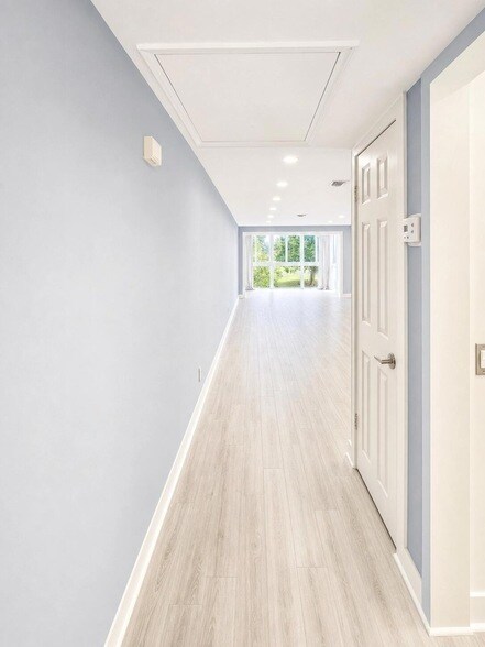 Building Photo - 3300 N Palm Aire Dr
