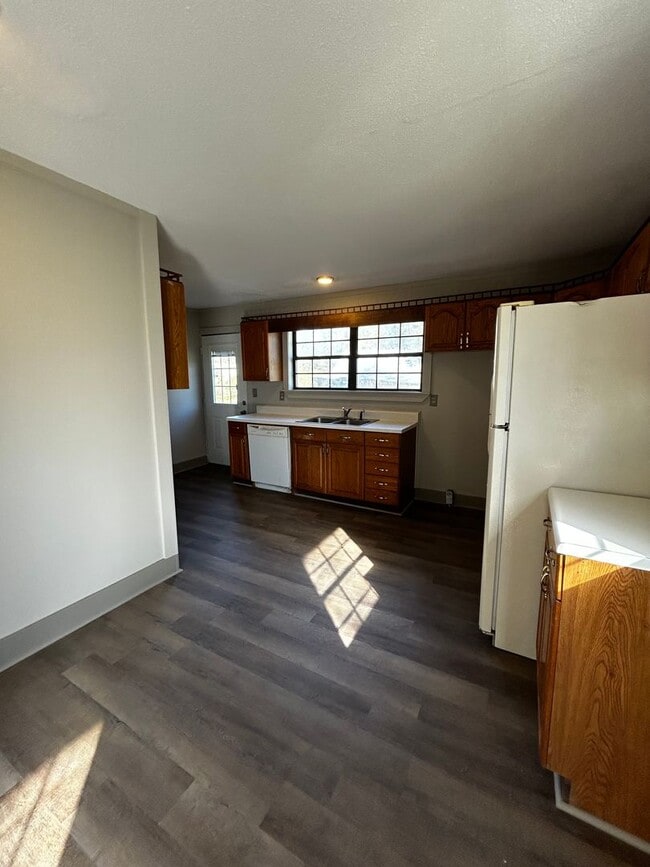 Building Photo - Spacious 4 bed, 2 bath home! Located minut...