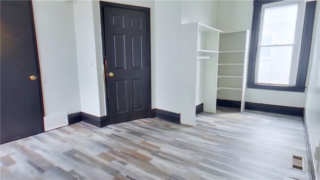 Building Photo - 6-7 Calihan Park