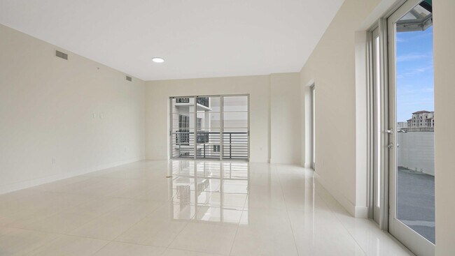 Building Photo - 155 E Boca Raton Rd
