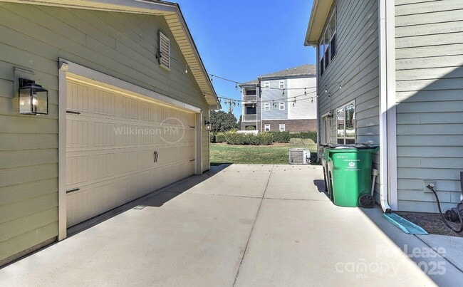 Building Photo - 8765 Aspinwall Dr