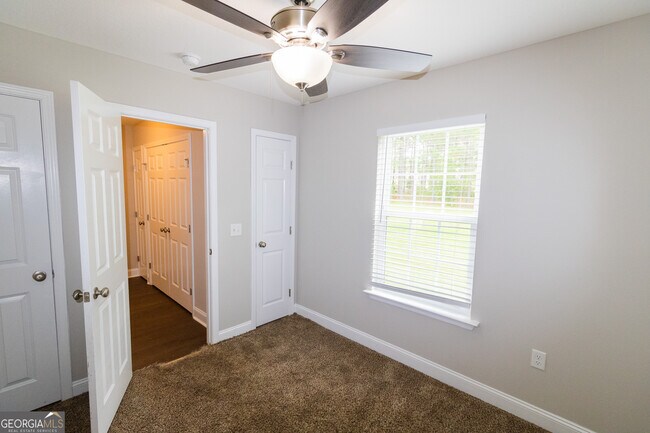 Building Photo - 210 Stillwater Dr