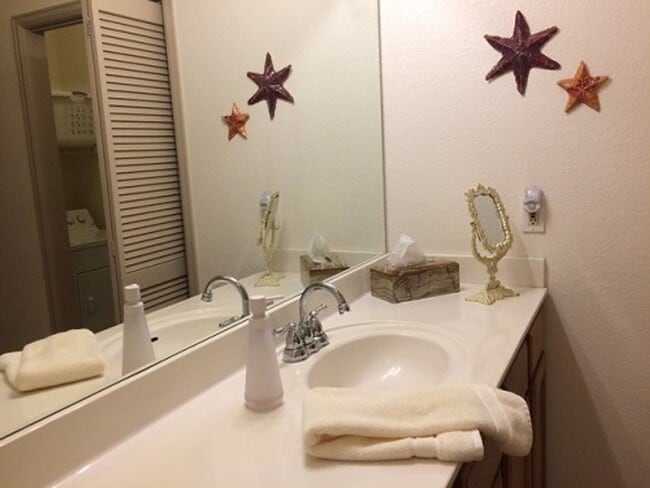 Building Photo - Comfortable Condo Living with Garage, Pool & Fitness Center Access