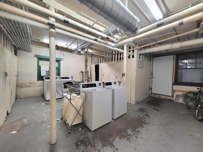 Building Photo - 6930 N Greenview Ave