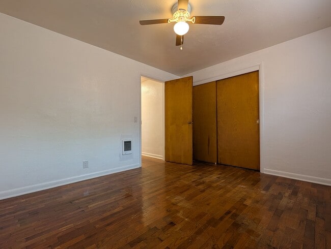 Building Photo - Spacious 2bd/1bth ~ w/ 1 Car Garage - Fantastic Location ~ Close to Everything!!