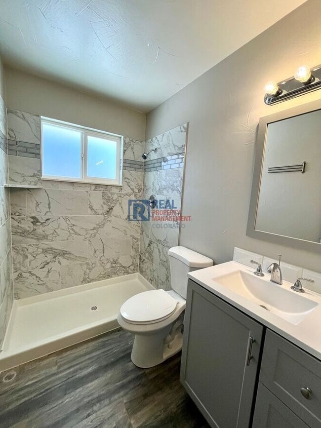 Building Photo - 324 Davie Dr