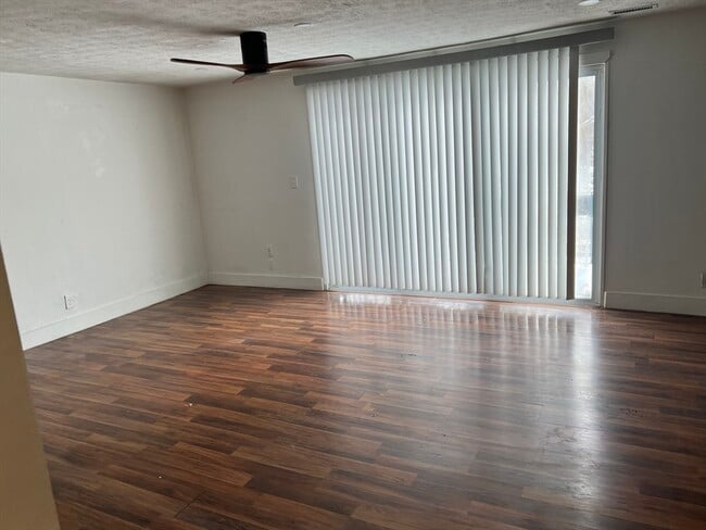 Building Photo - 502 Oak St