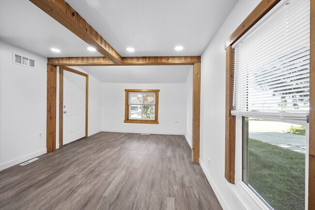 Building Photo - 31 Heights Rd