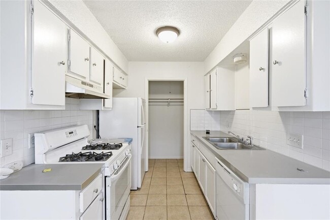 Building Photo - 2412 Burleson Ct
