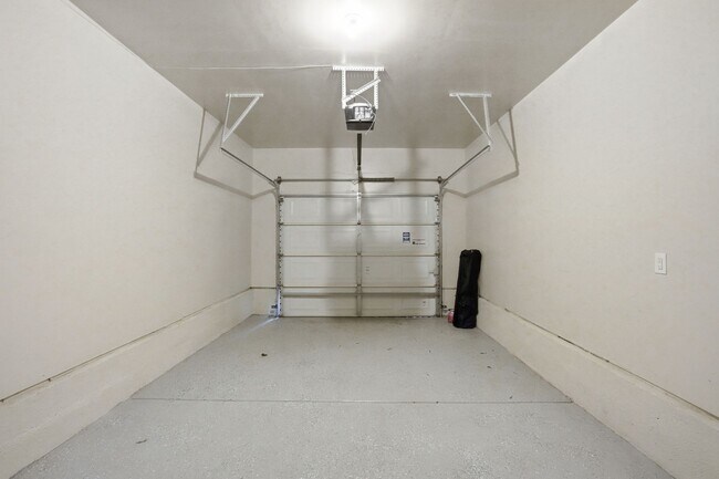 Building Photo - Move-In Ready 4BR | Space, Location & Value All in One