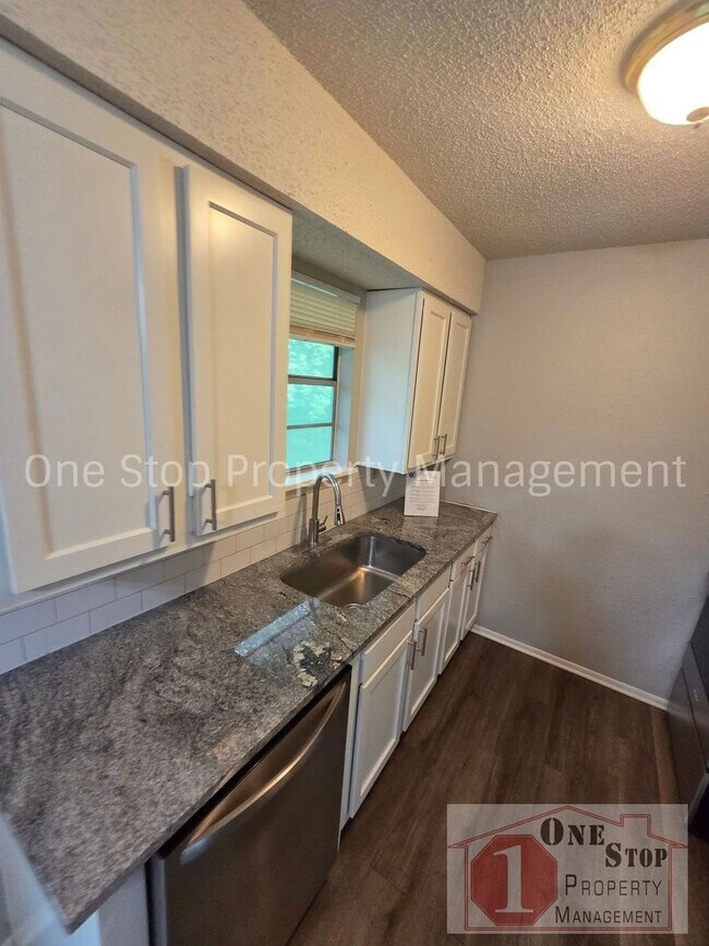 Building Photo - Renovated 3-bedroom, 2-bathroom home in Lee's Summit!