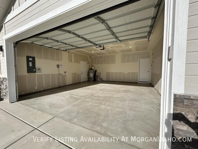 Building Photo - *** $500 Off first months rent! Never live...