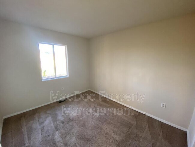 Building Photo - 729 Bellows Ave
