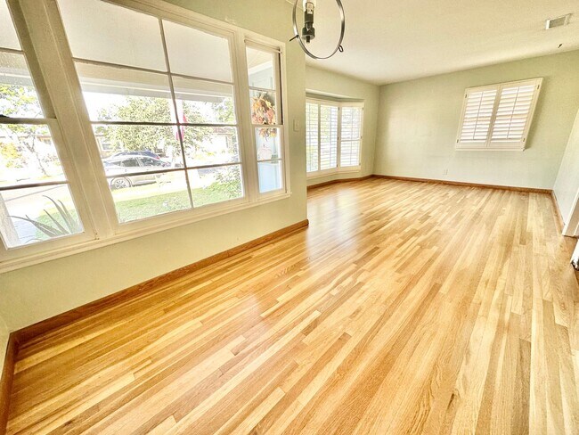 Building Photo - 3 Bedroom 2 Bathroom Lakewood House with Private Backyard down the street from Lakewood High School