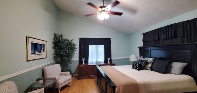 Building Photo - Off-Season Rental | Available 10/15/25 – 5...