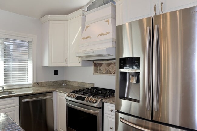 Building Photo - Wonderful 4 Bedroom Home in Fremont – Beautiful Backyard!