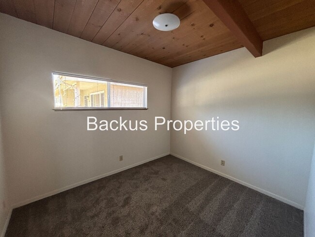 Building Photo - Great three bedroom unit in Monterey