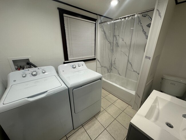 Building Photo - 2439 S Iseminger St