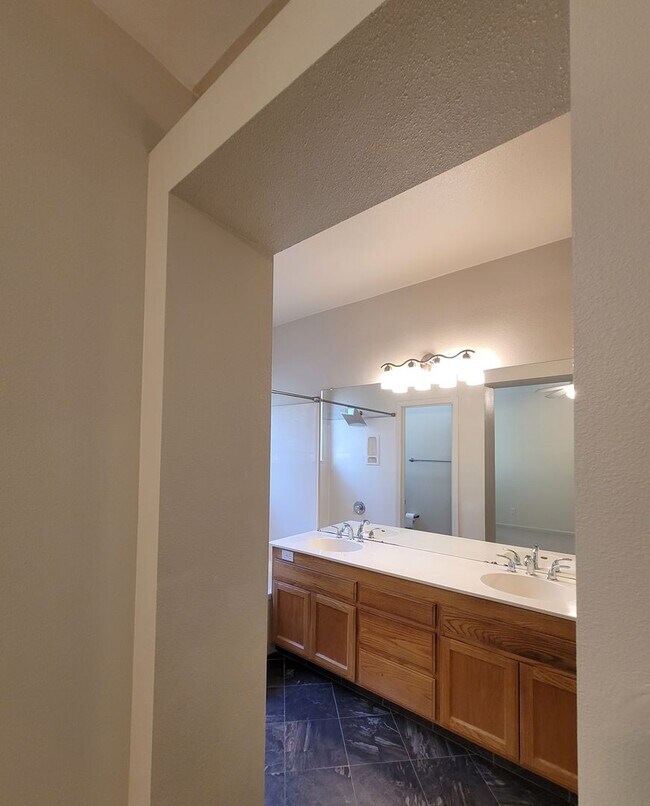 Building Photo - 1095 Crescent Dr