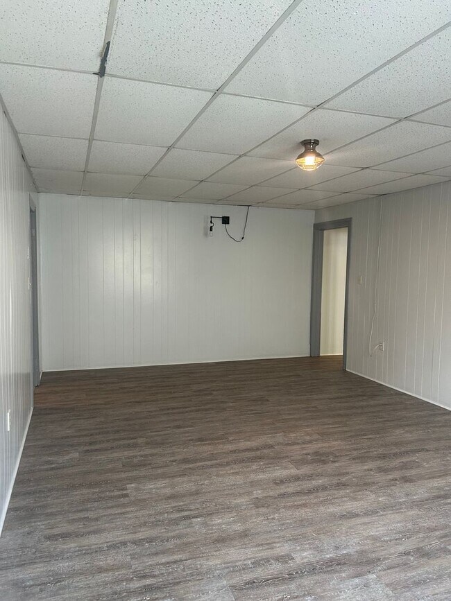 Building Photo - 27 W Seminary St