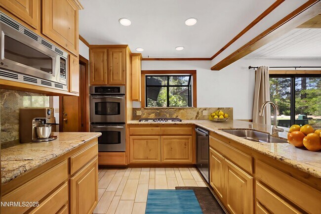 Building Photo - 445 Country Club Dr