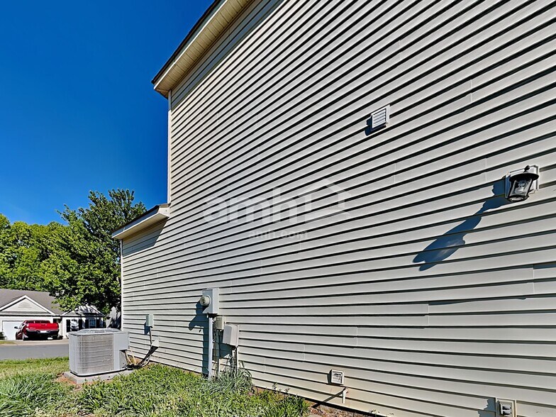 Building Photo - 2604 Oasis Ln
