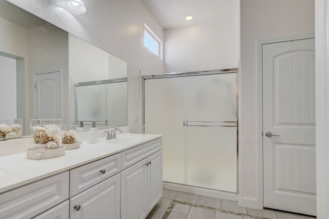 Building Photo - Luxury Single Story 3 Bedroom!