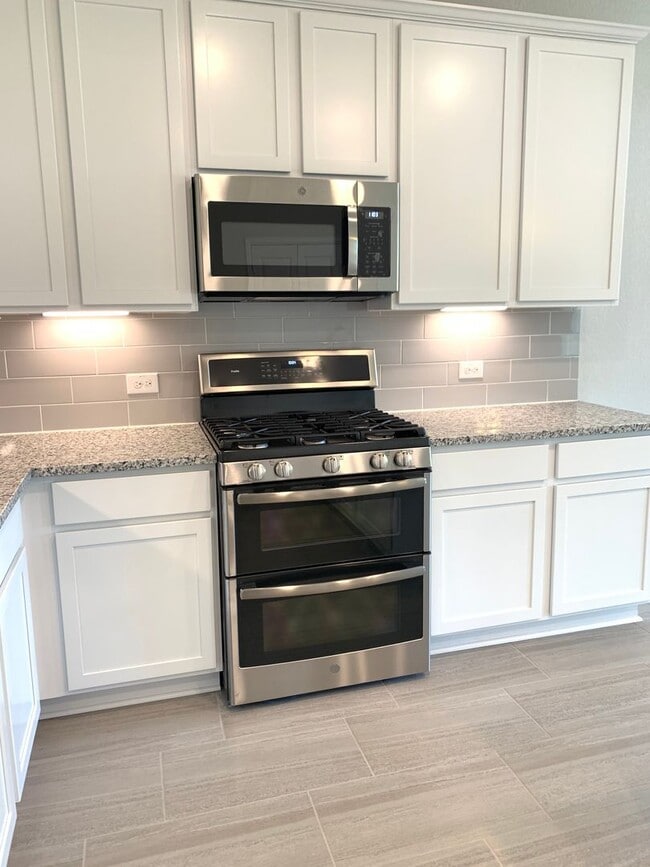 Building Photo - Large Single Level 4-bedroom in Oak Creek ...