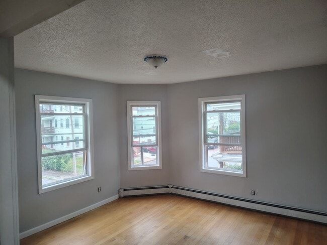 Building Photo - 206 Spring St