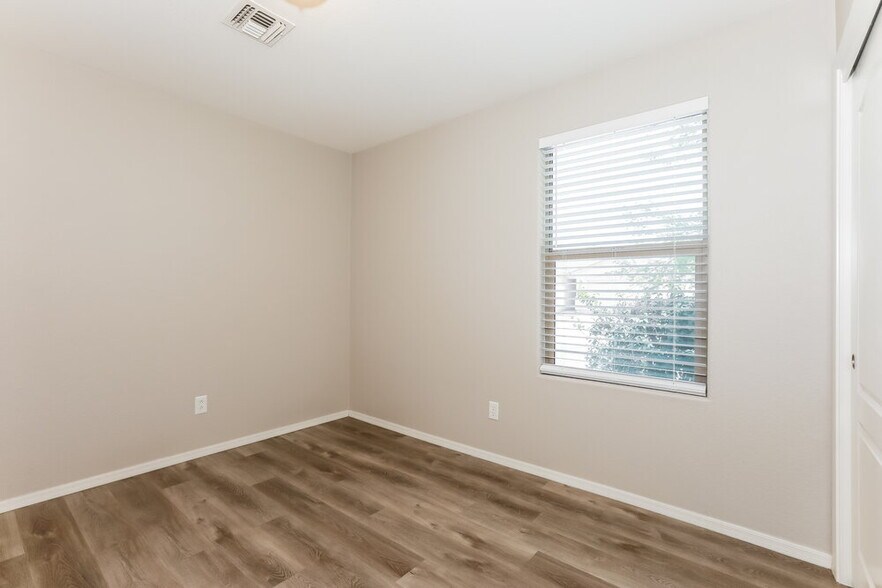 Building Photo - 1126 E Daniella Dr