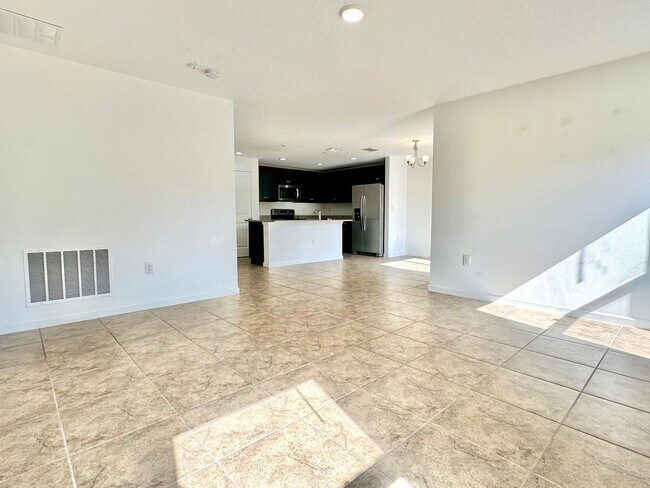 Building Photo - Premier 4bedrooms/2baths residence - Florida living at its finest!