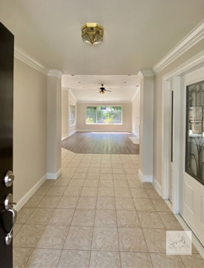 Building Photo - 1679 E La Quinta Dr