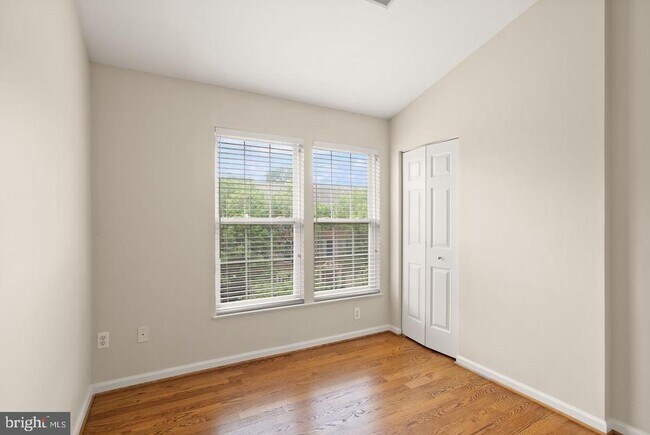 Building Photo - 917 Rolfe Pl