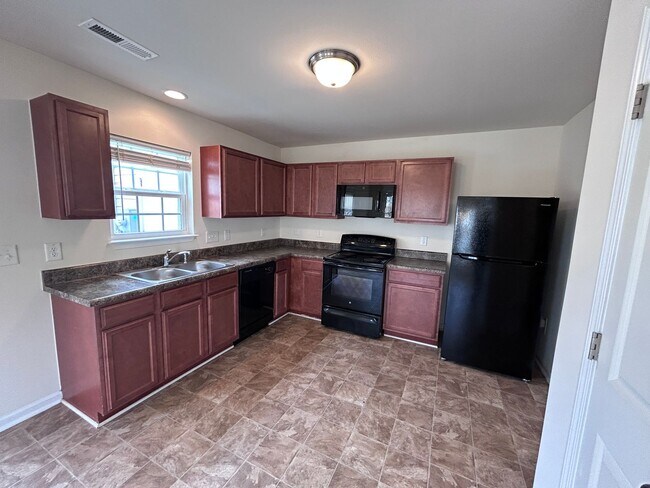 Building Photo - Coming Soon! 3/2.5 High Point Townhome, just north of town near N Main St & I-74