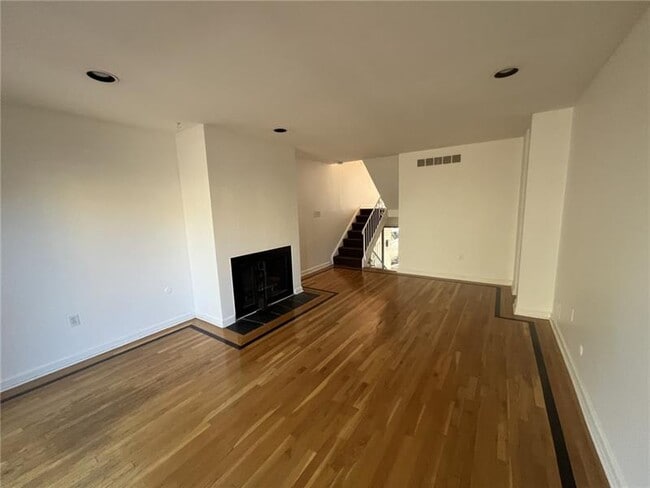 Building Photo - 332 Hailman St