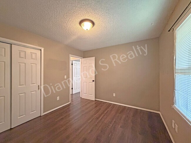 Building Photo - 1006 W Edgewood St