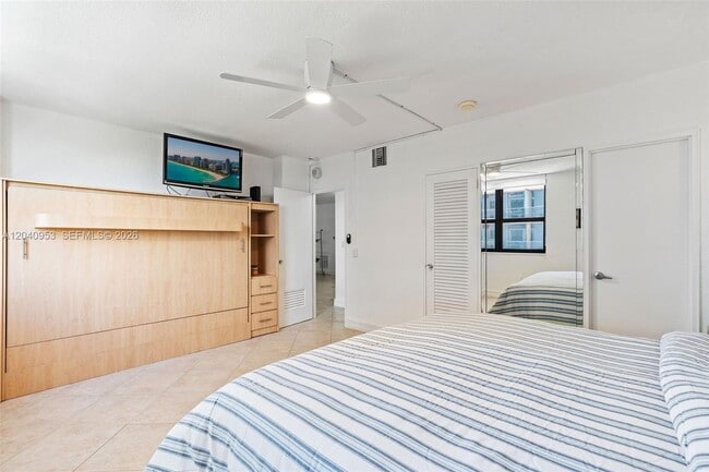 Building Photo - 10185 Collins Ave