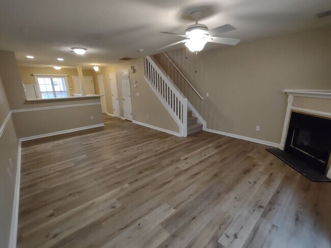 Building Photo - Pristine, move in ready Townhome located in the Holly Ridge Complex!