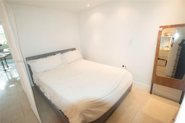 Building Photo - 801 Brickell Bay Dr