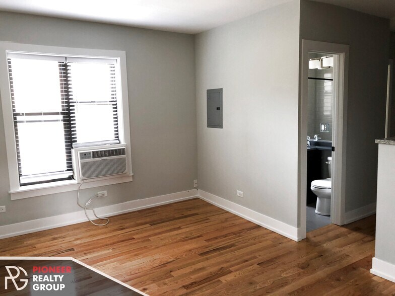 Building Photo - 910 W George St