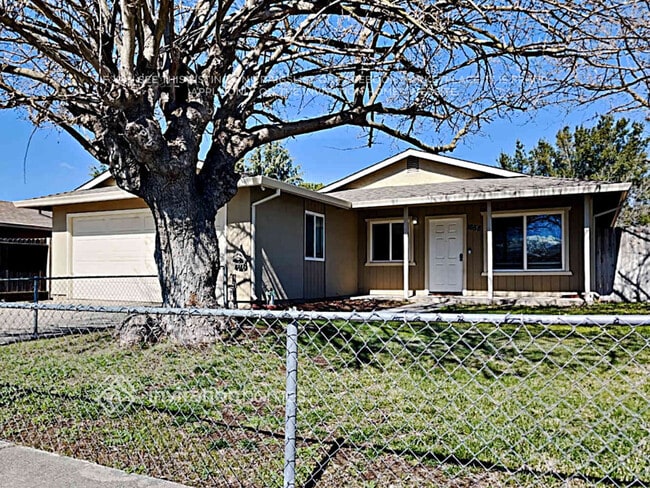 Building Photo - 1658 Ashwood Dr