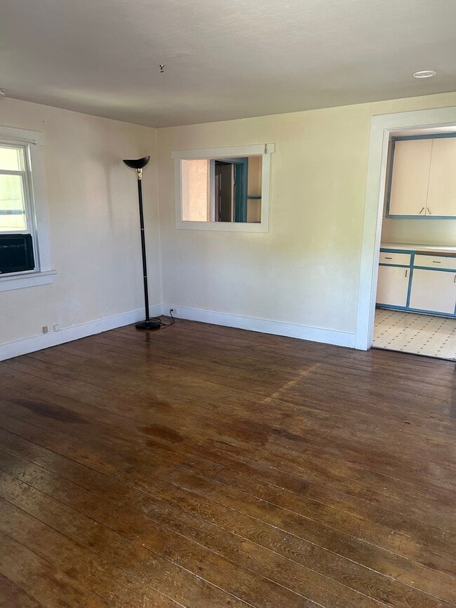 Building Photo - Charming 2-Bedroom Home with Spacious Yard
