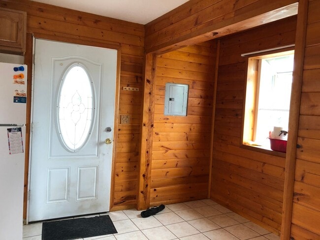 Building Photo - Cute Cabin style home!