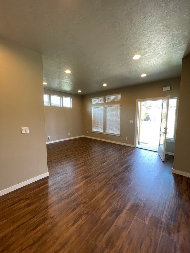 Building Photo - 2 Bedroom / 1 Bathroom Home Home in NE Bend