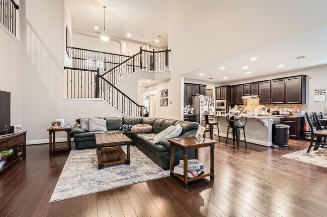 Building Photo - 5 Bedrooms and 3+ Living Spaces!